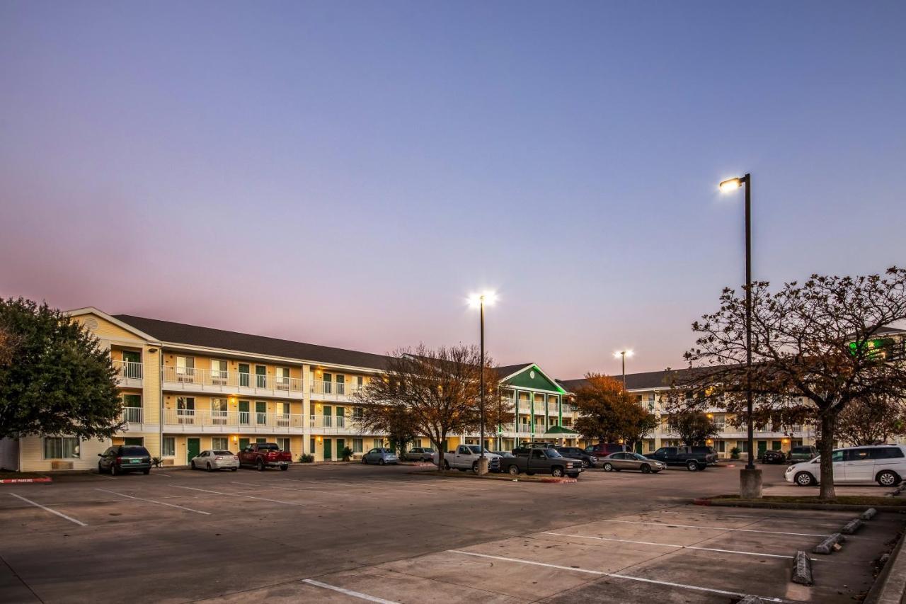 Hometowne By Red Roof Austin 2*